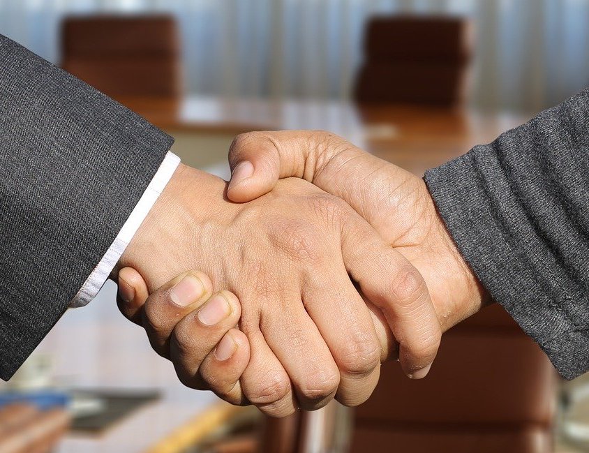 Avv Maldini Como - stretta di mano